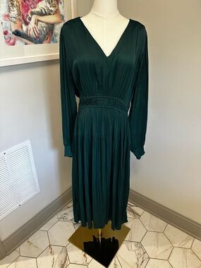 Long Sleeve V-Neck Pleated Midi Dress - Deep Green